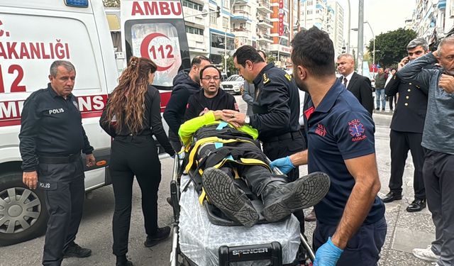 Antalya İl Emniyet Müdürü, yaralanan polisin elini tutarak ambulansı bekledi