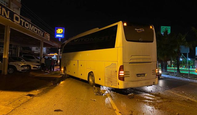 Antalya'da tur otobüsü ile çarpışan otomobilin sürücüsü öldü