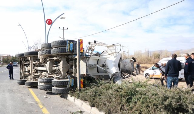 Devrilen beton mikserindeki 2 kişi yaralandı