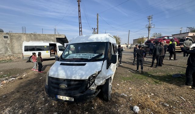 Diyarbakır'da minibüs ile otomobil çarpıştı, 13 kişi yaralandı