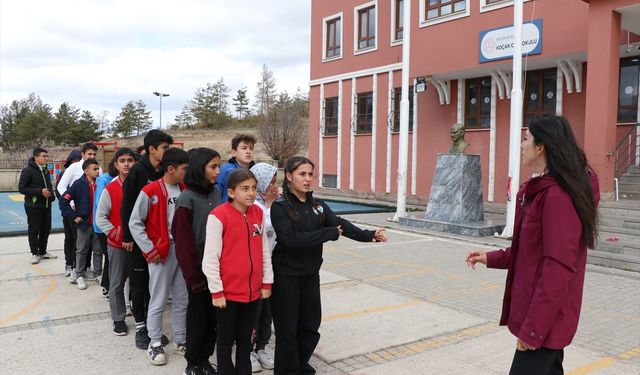 Elif öğretmen sayesinde atletizme başlayan Erzurumlu kızlar başarıya koşuyor