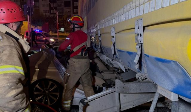 Esenyurt'ta tırın altına giren otomobilin sürücüsü yaralandı