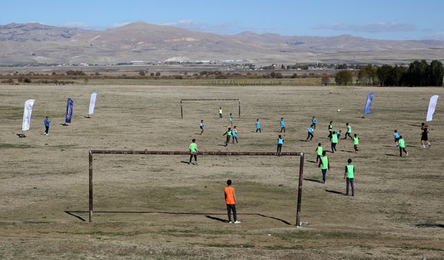 Gazozuna maç organizasyonlarıyla çocukları spora yönlendiriyorlar