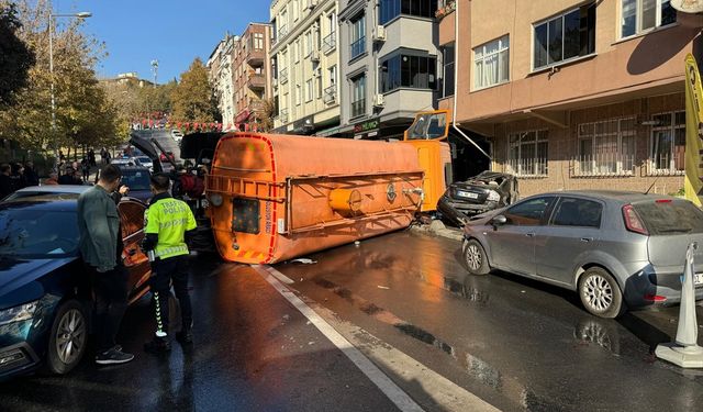 İBB'ye ait yol bakım aracının 8 araca çarptığı kazada 3 kişi yaralandı