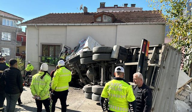 Kartal'da eve çarpıp devrilen kamyonun sürücüsü yaralandı