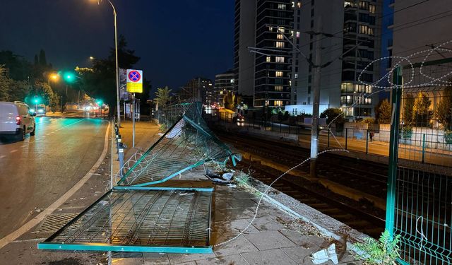 Kontrolden çıkan otomobil Marmaray hattının duvarında asılı kaldı