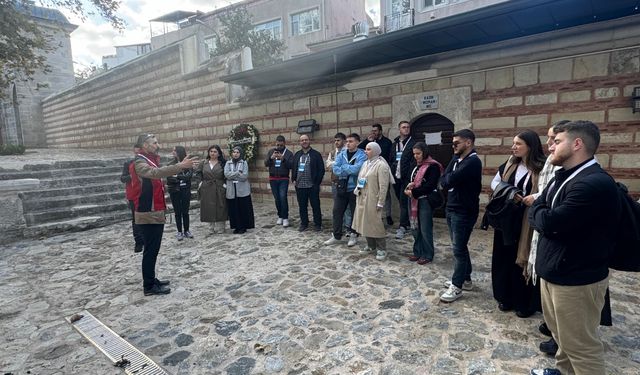 Kosovalı öğrenciler İstanbul'da vakıf eserlerini gezdi