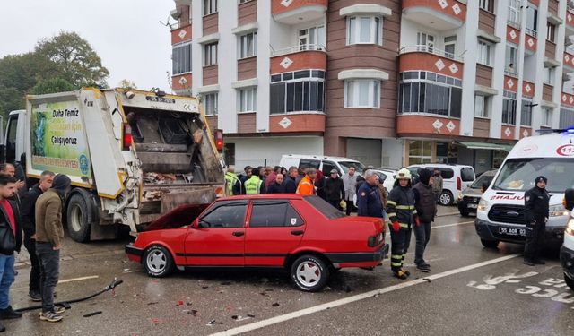 Samsun'da çöp toplama kamyonu ile çarpışan otomobildeki 3 kişi yaralandı