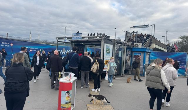 Üsküdar-Samandıra Metro Hattı'nda arıza nedeniyle yoğunluk yaşandı