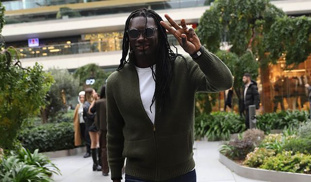 Bafetimbi Gomis ayağının tozuyla alışverişte