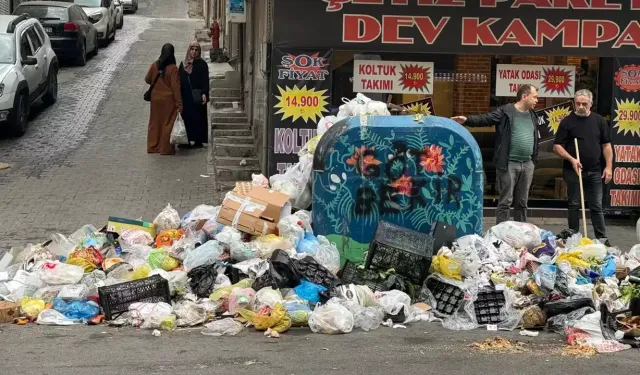 Buca'da işçilerin grevi nedeniyle sokaklarda çöp yığınları oluştu