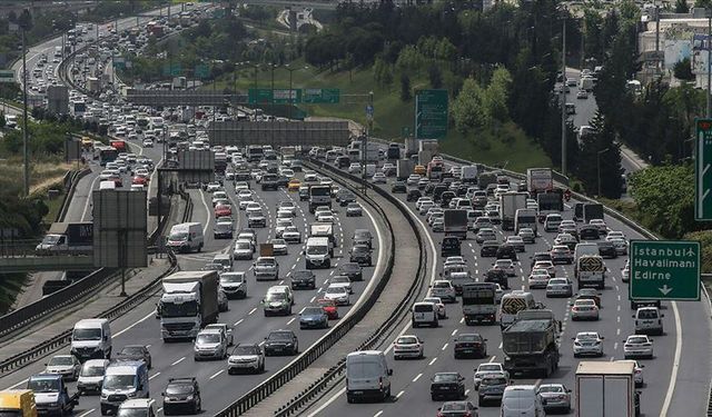 İstanbul'da haftanın ilk iş gününde trafik yoğunluğu yaşanıyor