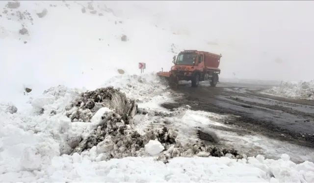 Van Bahçesaray Yolu Karla Kapanınca Ekipler Seferber Oldu