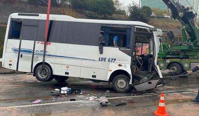 Küçükçekmece'de 4 aracın karıştığı zincirleme trafik kazasında 1 kişi yaralandı