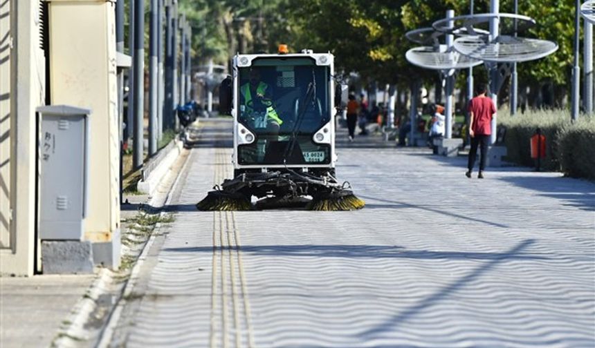 İzmir Büyükşehir Belediyesi ekipleri,rutin temizlik çalışmalarını sürdürüyor