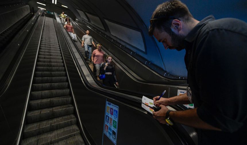 İzmir'de Üçyol Metro İstasyonu'ndaki yürüyen merdivenlere kontrol ve inceleme