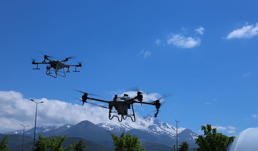 Kayseri Büyükşehir'den park ve mesire alanlarında drone ile ilaçlama hizmeti