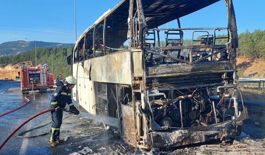 Adana'da seyir halindeki yolcu otobüsünde çıkan yangın söndürüldü