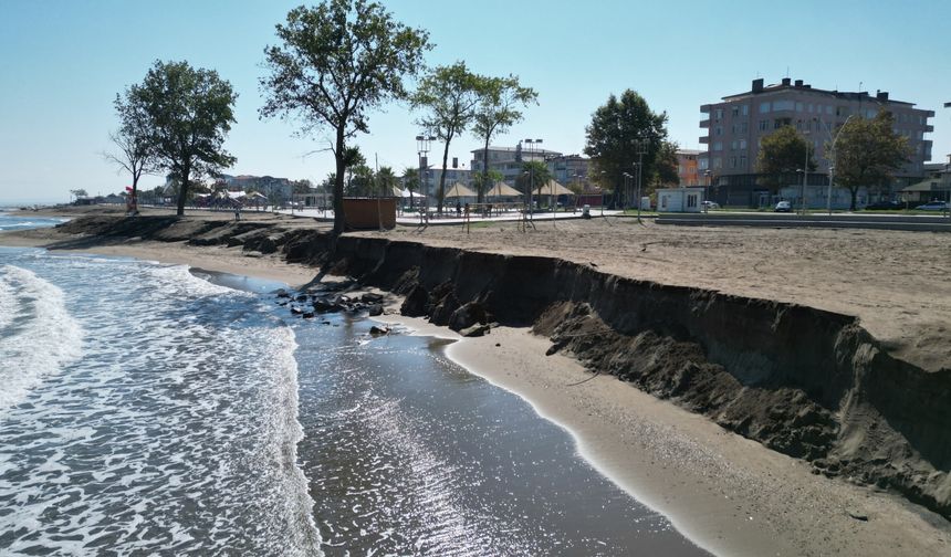 Karasu sahilinde görülen kıyı erozyonu etkisini artırdı