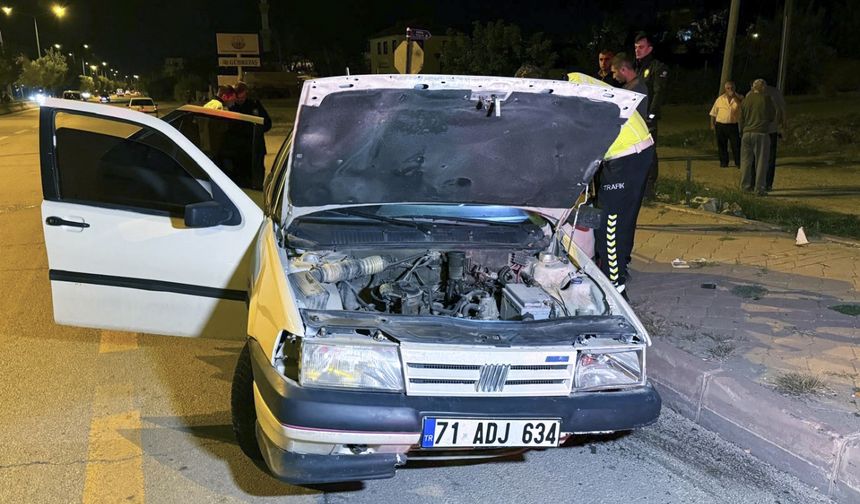 Kırıkkale'de refüje çarpan otomobildeki 2 kişi yaralandı