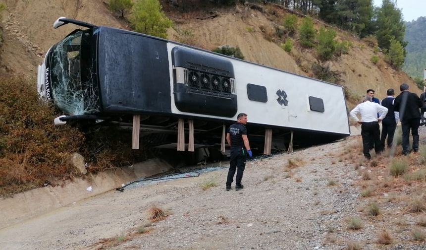 Otobüsünün tıra çarpıp şarampole devrildiği kazada 8 kişi yaralandı