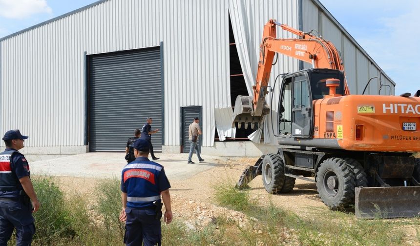 Kırsal mahallelerdeki 3 kaçak yapı yıkıldı