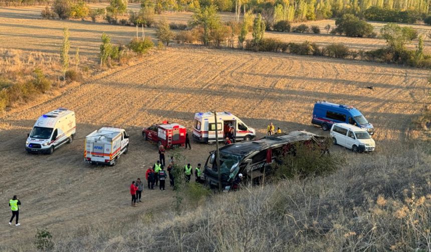 Afyonkarahisar'da yolcu otobüsü devrildi: 21 yaralı