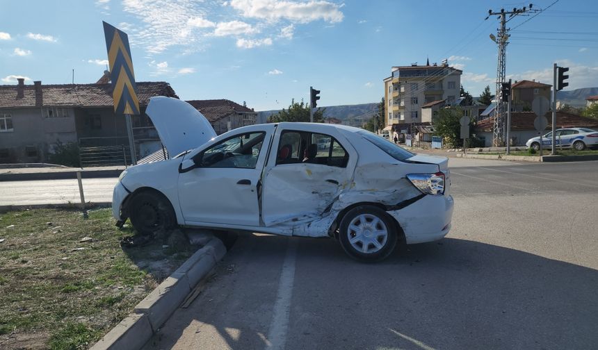 Amasya'da taksiyle otomobilin çarpıştığı kazada 3 kişi yaralandı