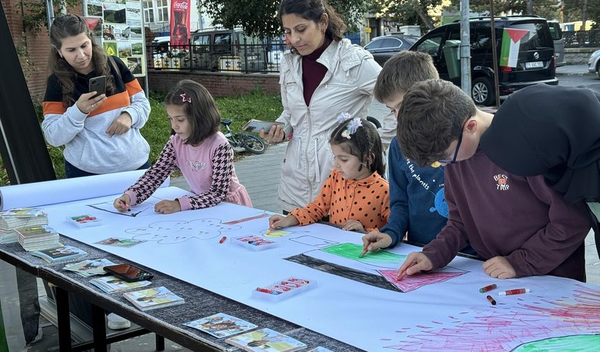 Ardahan ve Erzincan'da çocuklar hayallerindeki Filistin'i hem yazdı hem çizdi