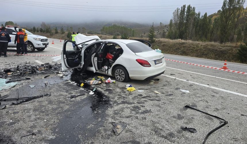 Erzincan'da iki otomobil çarpıştı, 5 kişi öldü