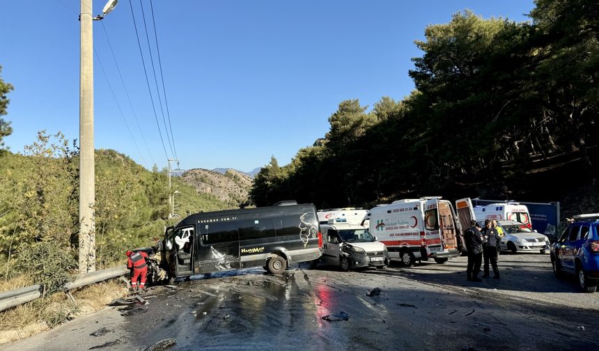 Fethiye'de zincirleme trafik kazasında 5 kişi yaralandı