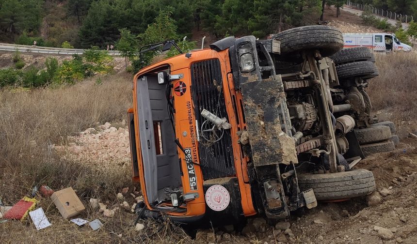 Freni boşalınca şarampole devrilen kamyondaki sürücü yaralandı