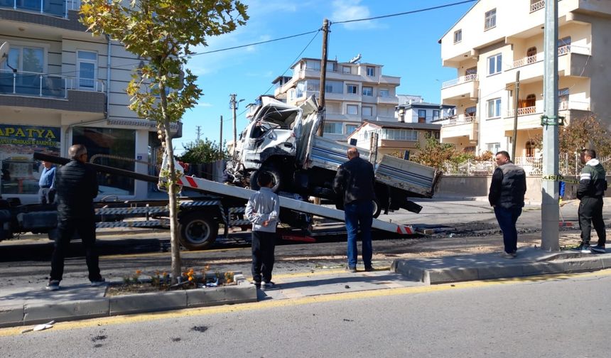 Kayseri'de freni patlayan kamyon otomobille çarpıştı: 1 ölü