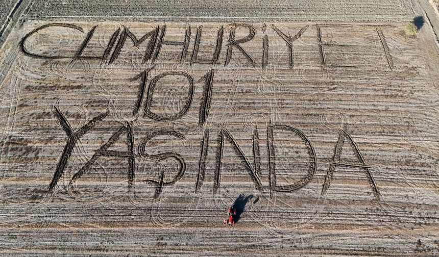 Kırklarelili çiftçi tarlasına pullukla "Cumhuriyet 101 yaşında" yazdı