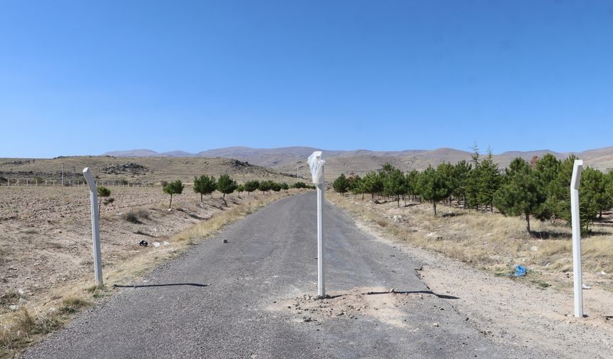 Niğde'de bir kişi tarlasından geçen yolu kapattı