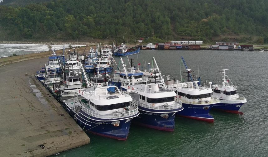 Sinop'ta olumsuz hava koşulları nedeniyle balıkçı tekneleri limana sığındı