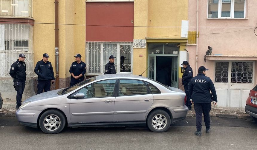 Sivas'ta emekli öğretmen, tartıştığı baba ve oğlu tabancayla yaraladı