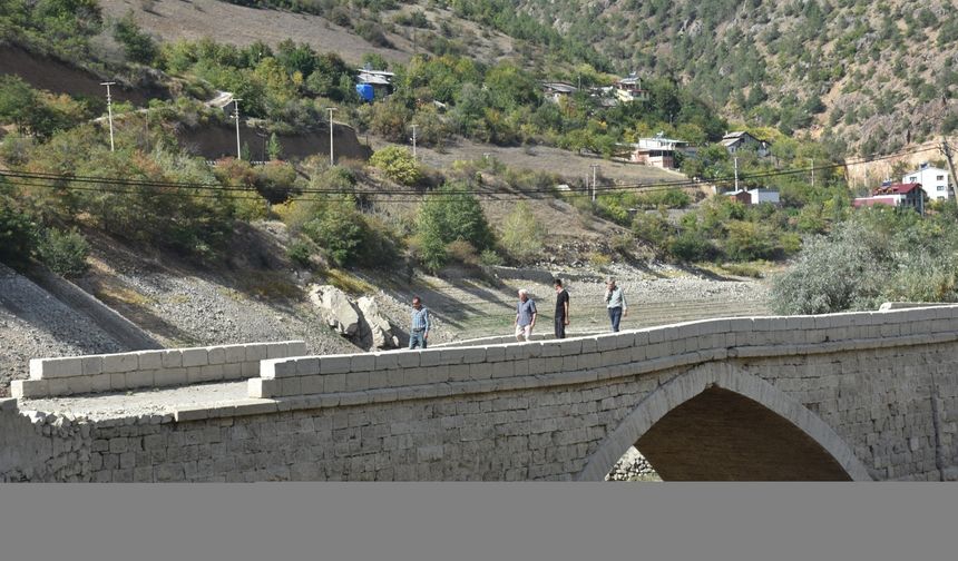 Sular çekilince tarihi köprü ortaya çıktı