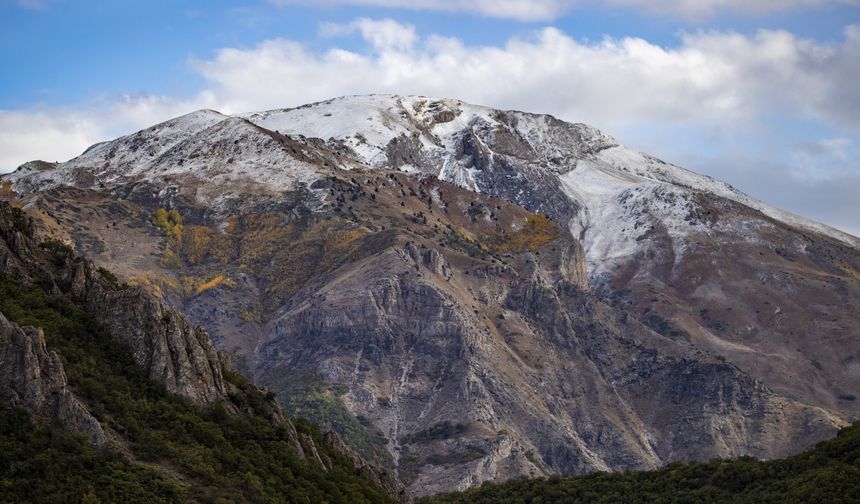 Tunceli'de 3 bin rakımlı zirvelere kar yağdı