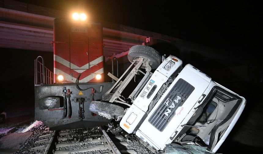 Yolcu treni raylarda bırakılan beton pompası aracına çarptı