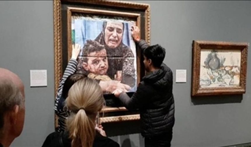 Gazze’de soykırımın durdurulmasını isteyen aktivistler, Picasso tablosuna AA’nın karesini yapıştırdı