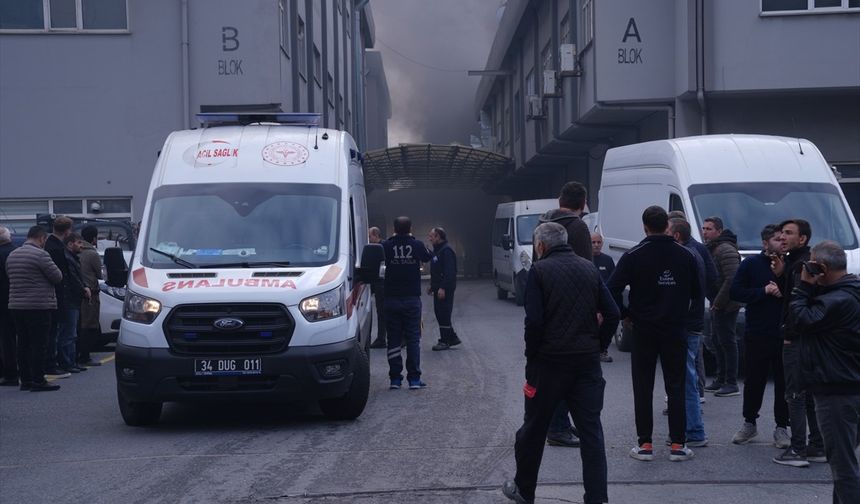 Sünger üretilen iş yerinde çıkan yangına müdahale ediliyor