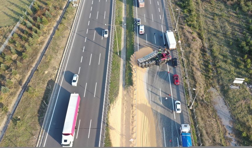 Anadolu Otoyolu Bolu kesiminde devrilen tır trafiği aksattı