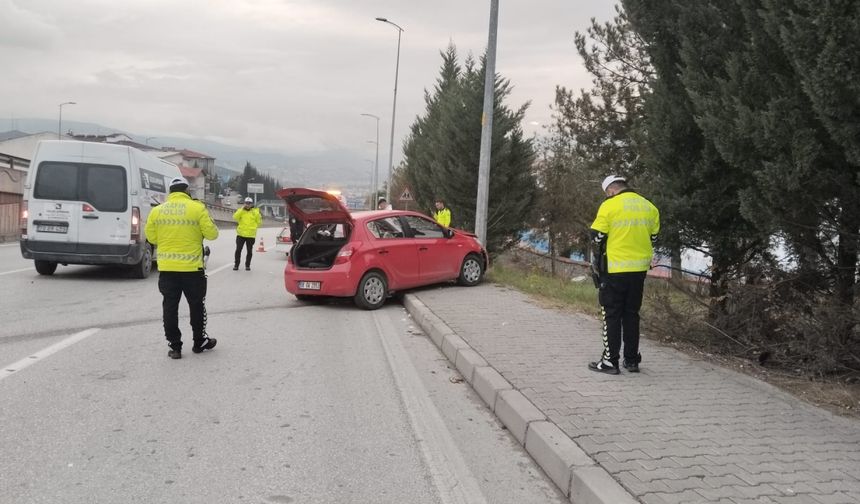 Aydınlatma direğine çarpan otomobilde biri ağır 3 kişi yaralandı