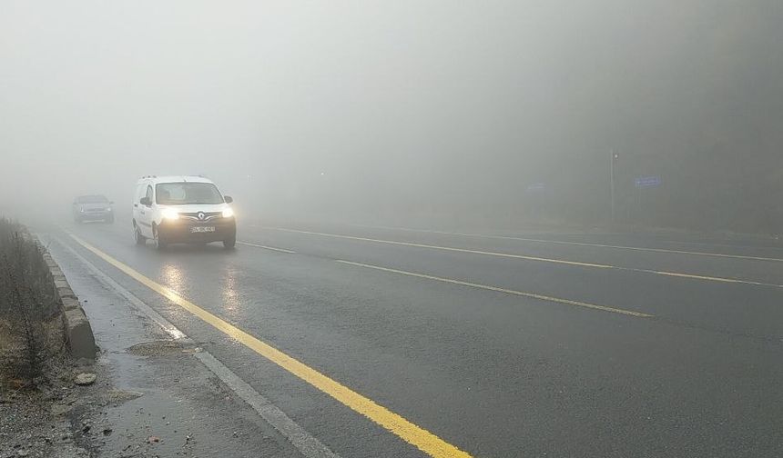 Bolu Dağı'ndaki sis ve sağanak ulaşımı olumsuz etkiledi