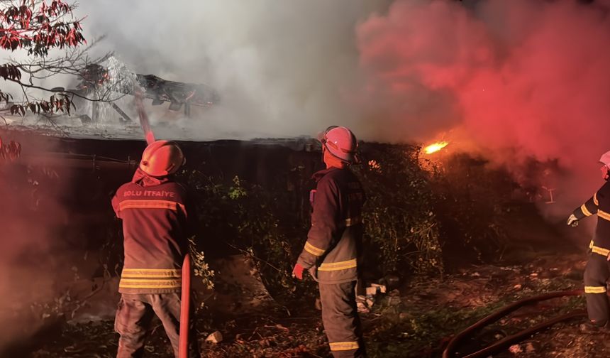 Bolu'da yangın çıkan ahşap ev kullanılamaz hale geldi