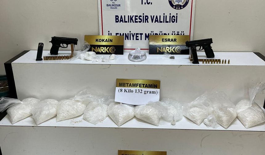 Buzdolabına gizlenmiş 8 kilogram metamfetamin ele geçirildi