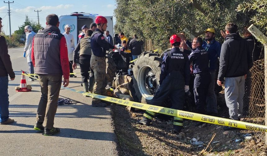 Devrilen traktörün altında kalan sürücü öldü