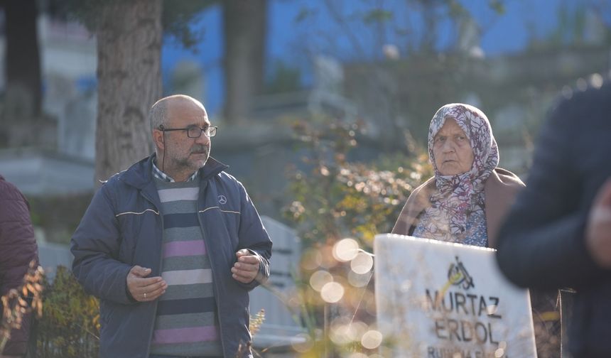 Düzce Depremi'nde hayatını kaybedenler mezarları başında anıldı