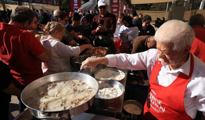 Festivalde meşhur tava ciğerini tatmak isteyenler kuyruk oluşturdu